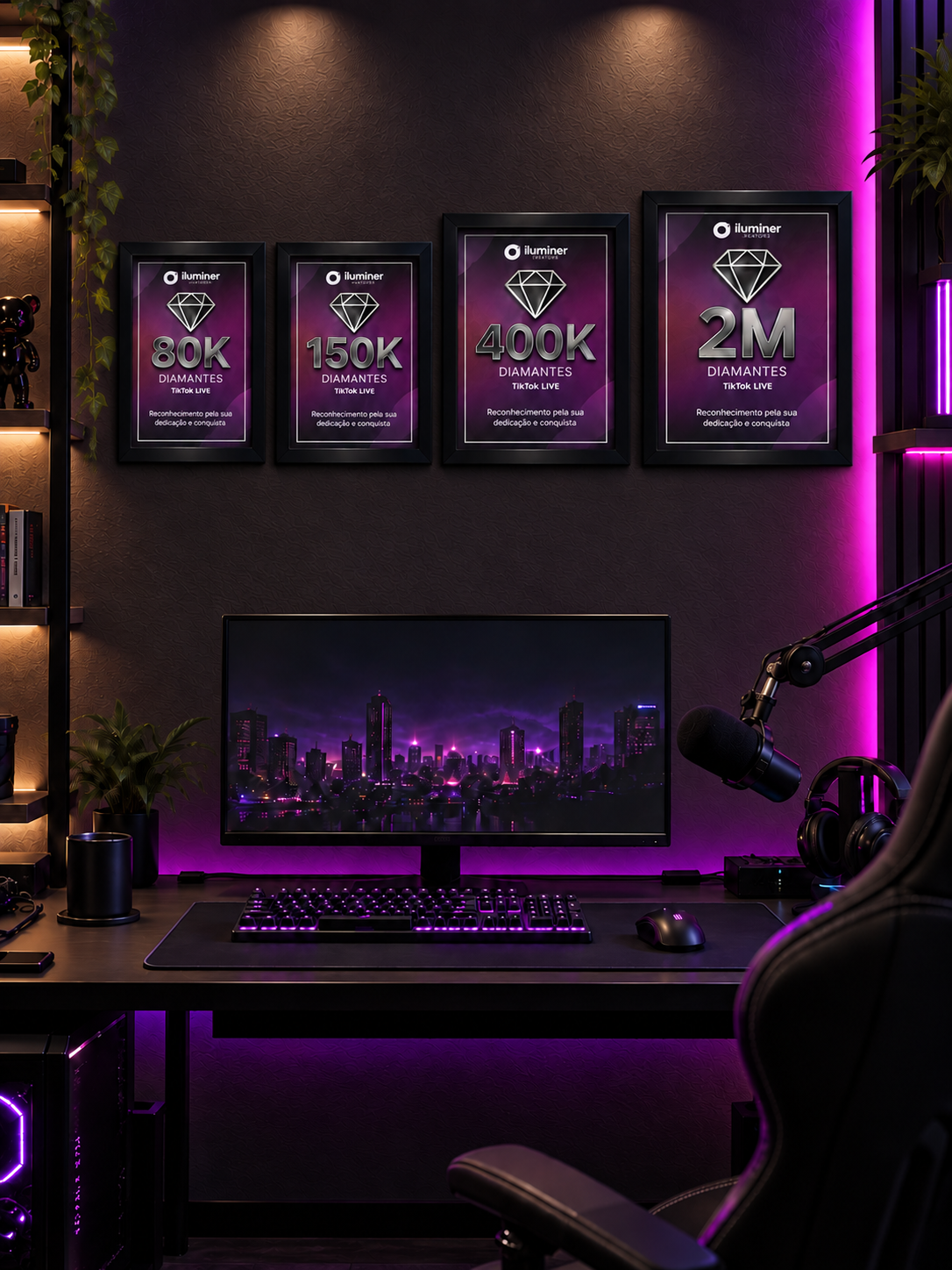 Setup de live com as placas de 80K, 150K, 400K e 2M diamantes da Iluminer Creators na parede