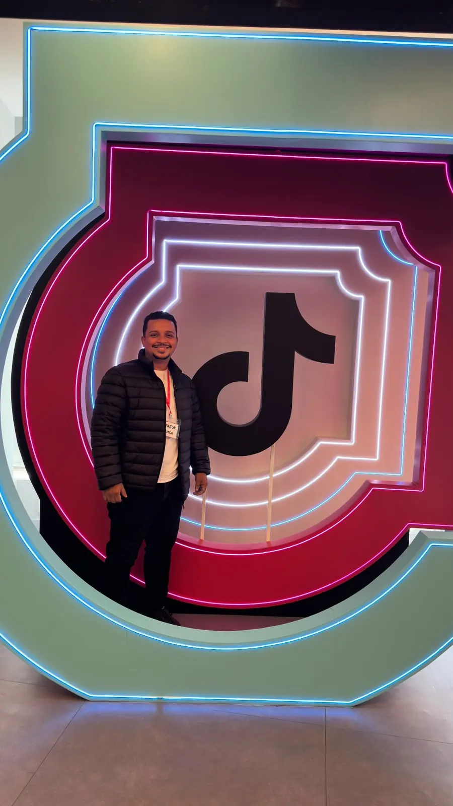 Membro da Iluminer no letreiro oficial do TikTok LIVE